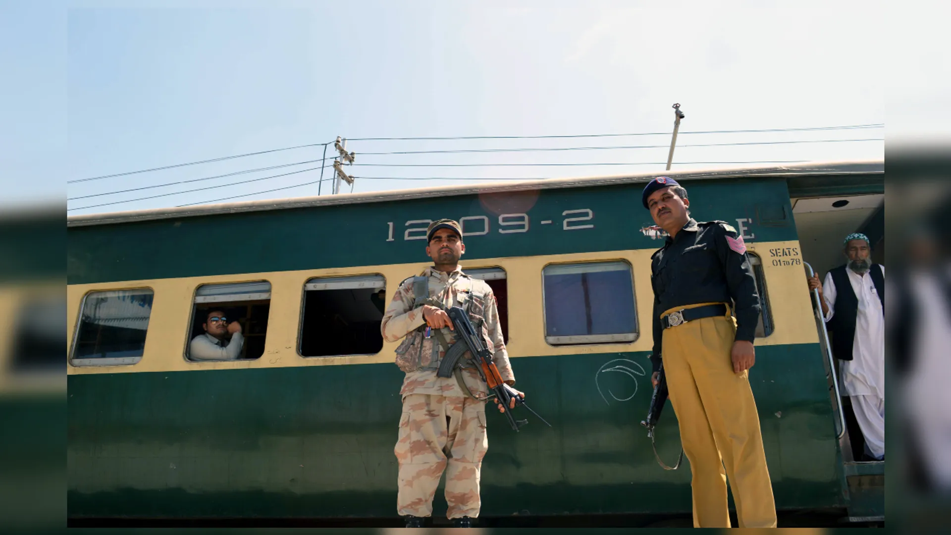 pakistan trai hijack, bla, baloch libration army, passenger train hijack, पाकिस्तान ट्रेन हाइजैक, ट्रेन अपहरण, 20 सैनिक को बीएलए ने मारा, बलूच लिबरेशन आर्मी ने बनाया बंधक,