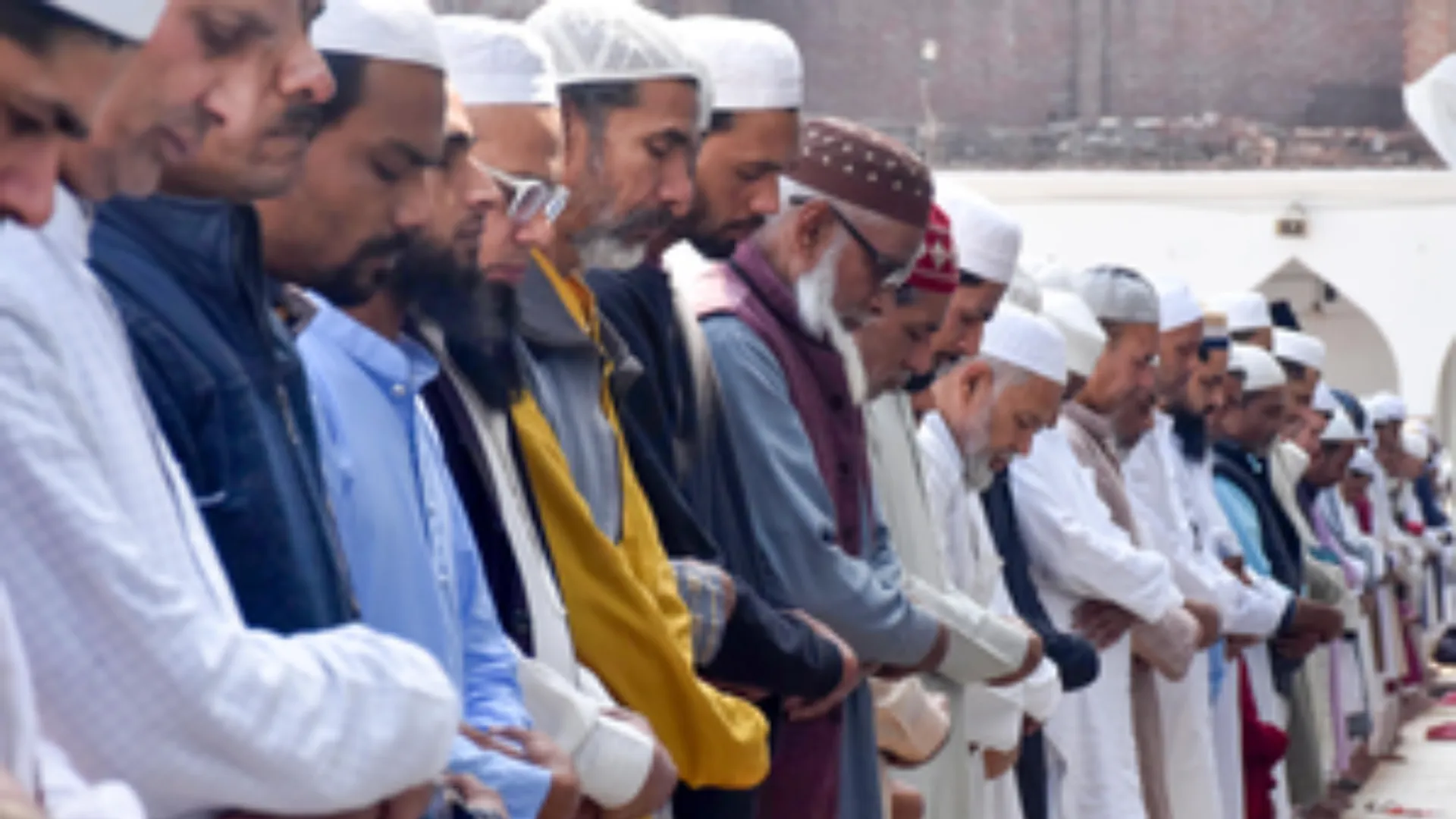 jama masjid 60 people booked by up police in agra after found animal flesh