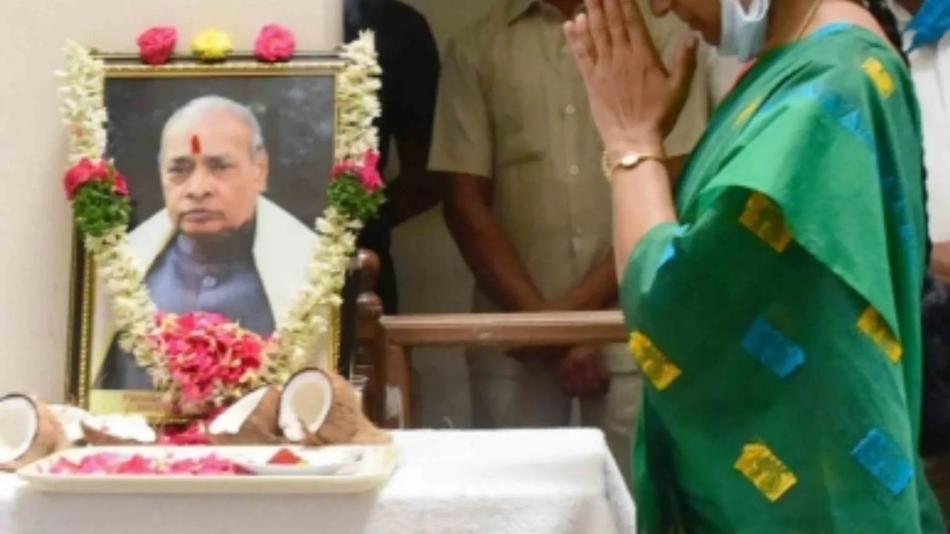 p v narsimha rao idol in delhi waiting for approval of central government