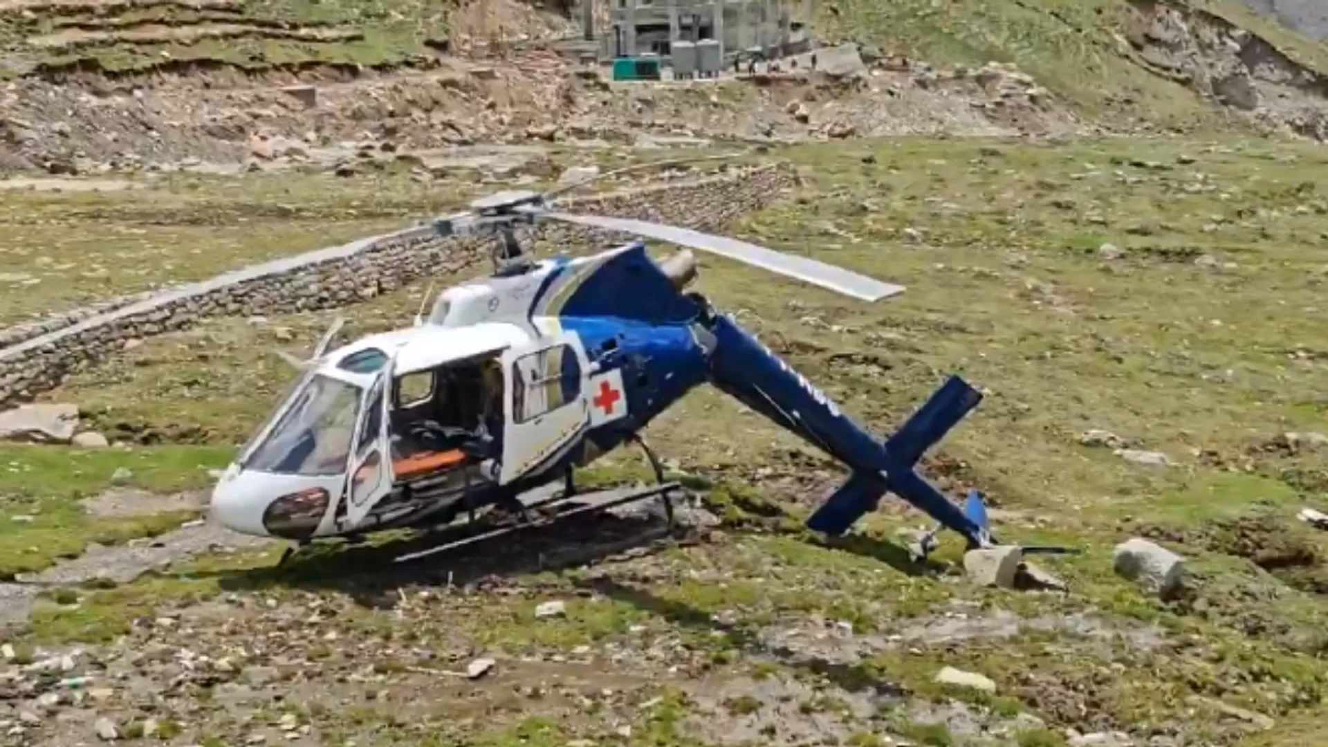 kedarnath air ambulance crashed while landing pilot and team are safe
