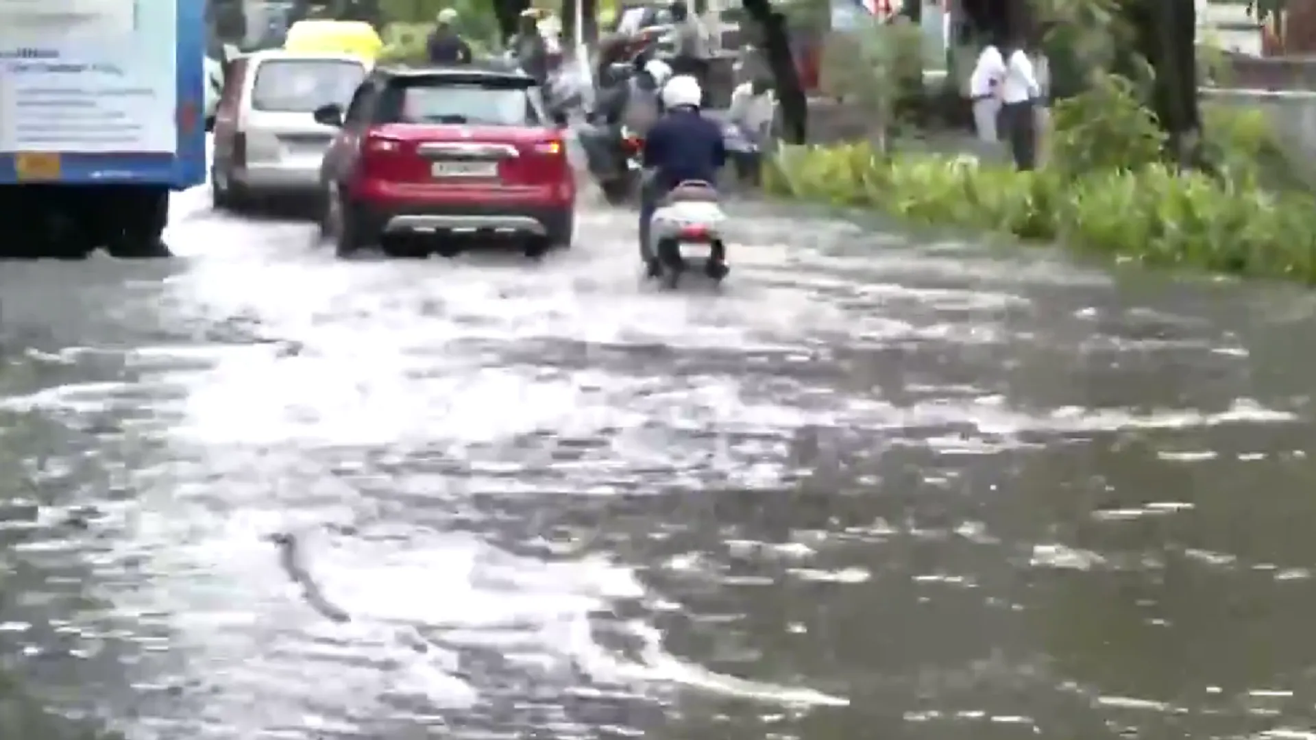 Waterlogged road,Panathur railway underbridge, Bengaluru rains, बेंगलुरु बारिश, जलभराव, कर्नाटक में बारिश, कई शहरों में जलभराव, Sai Layout, Horamavu, Sri Sai Layout, waterlogging, South Bengaluru, multi-billion-dollar company,waterlogging after floods,