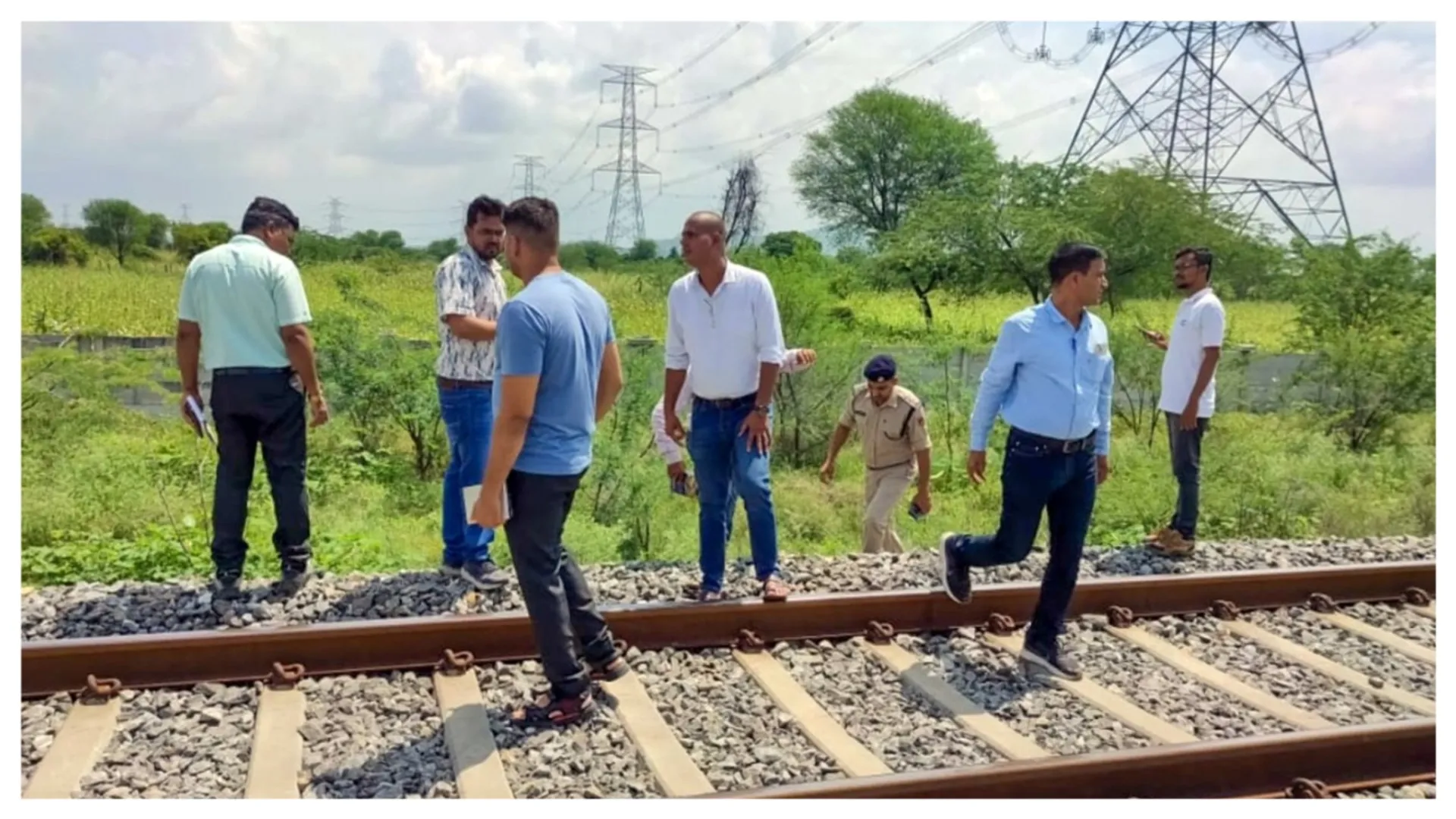 रेलवे ट्रैक पर लकड़ी