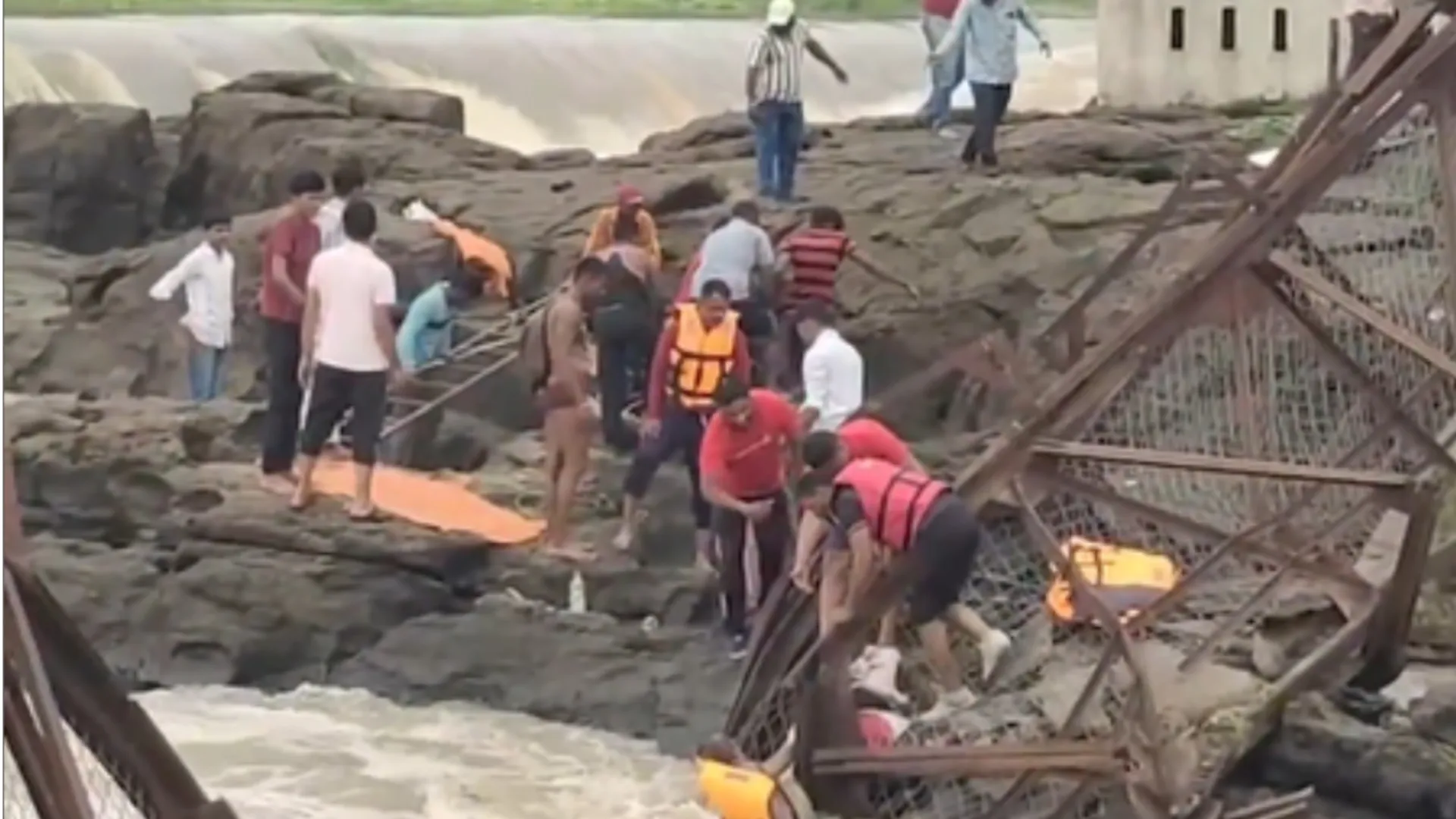 pune old bridge collapse several people swept away what did cm devendra fadanvis said