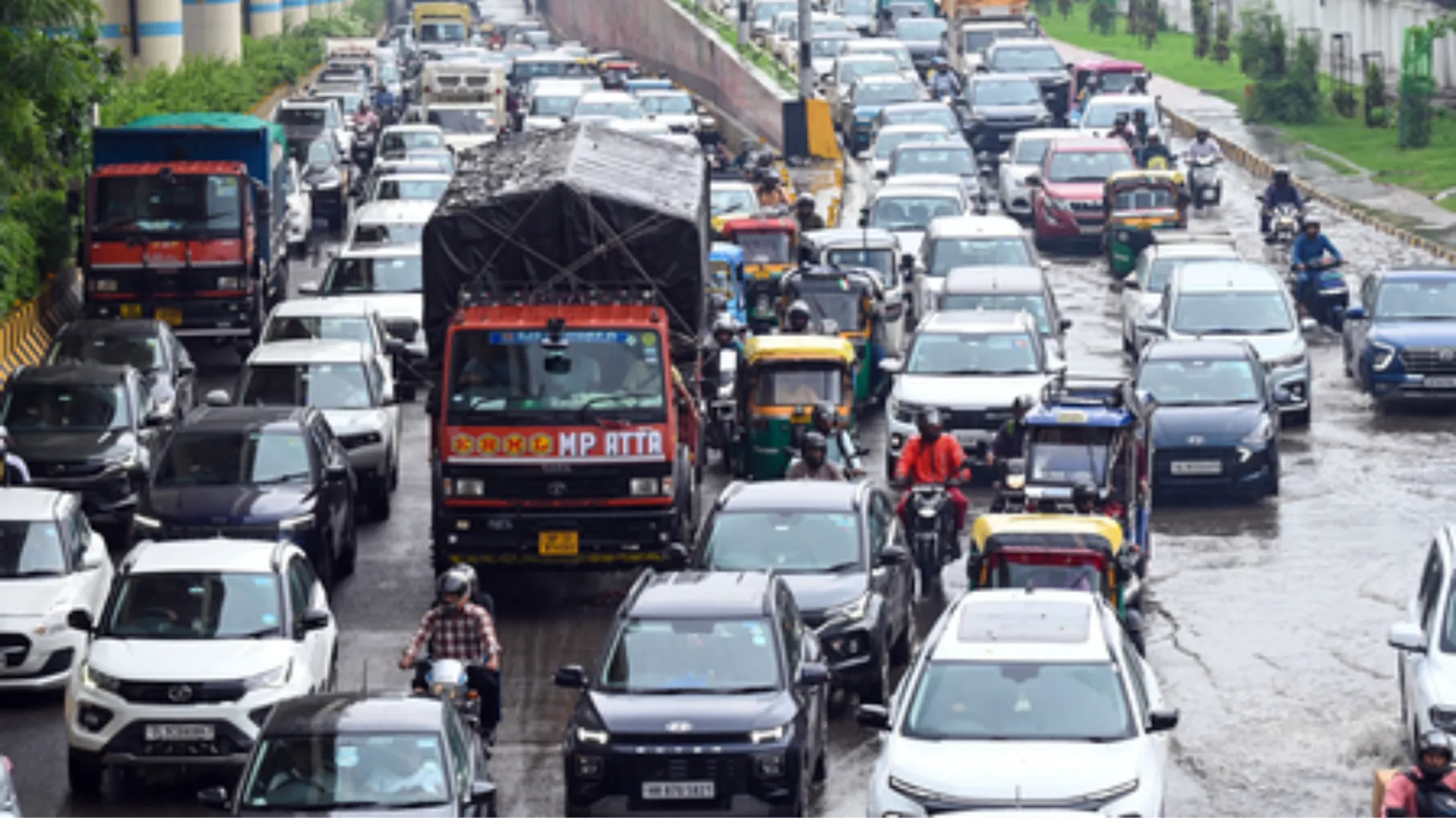 delhi ncr huge rain lasheswaterlogging traffic jam