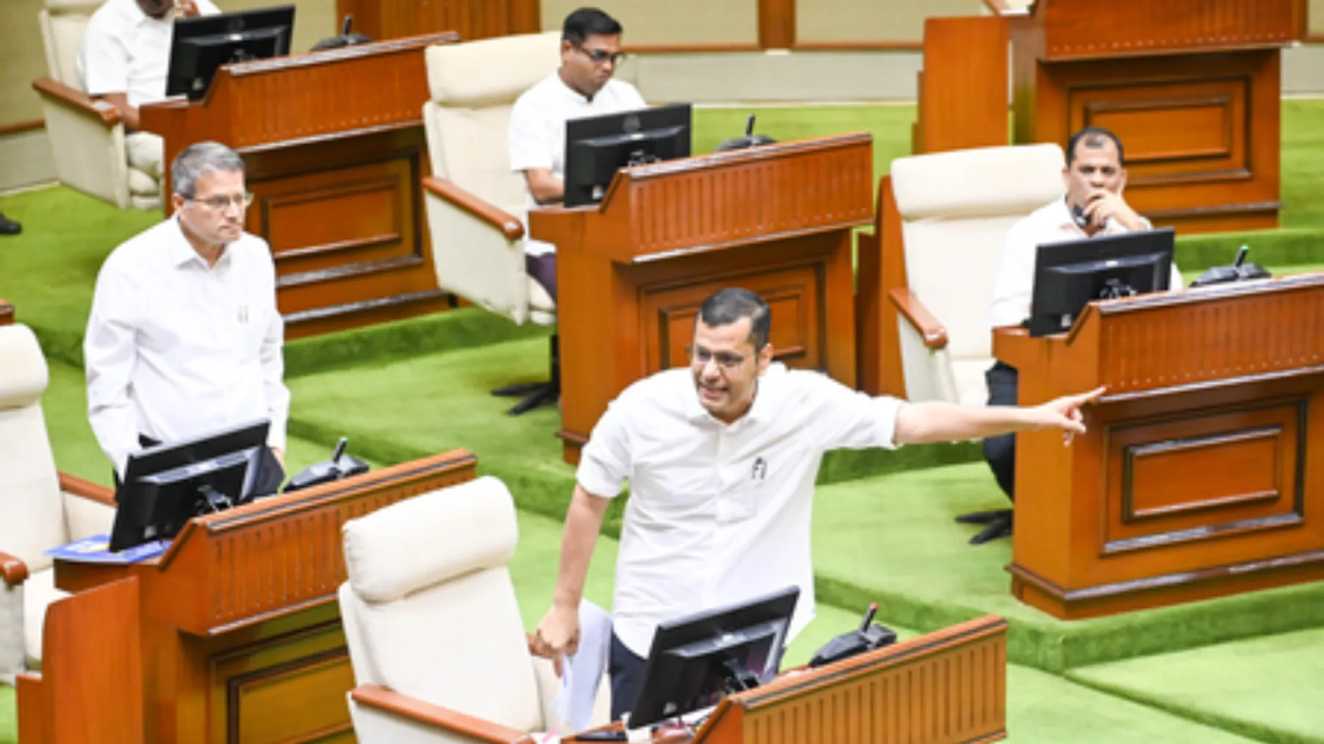 goa assembly passed the bill for factory labourers to extend duty hours from 9 to 10