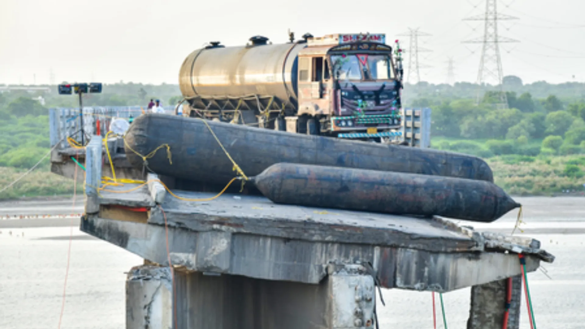 GUJARAT GAMBHIRA BRIDGE COLLAPSE TANKER REMOVED AFTER 27 DAYS