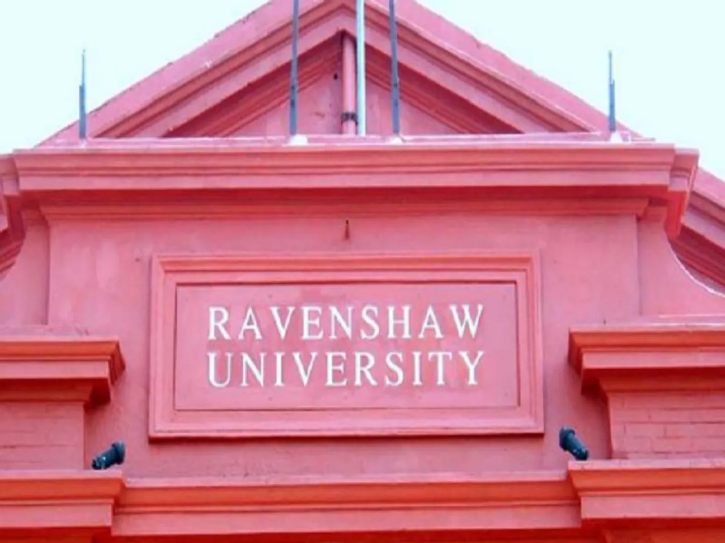 कटक में रावेनशॉ यूनिवर्सिटी का नाम बदलने के प्रस्ताव पर चल रहा विवाद क्या है? बीजद विधायक के खिलाफ FIR