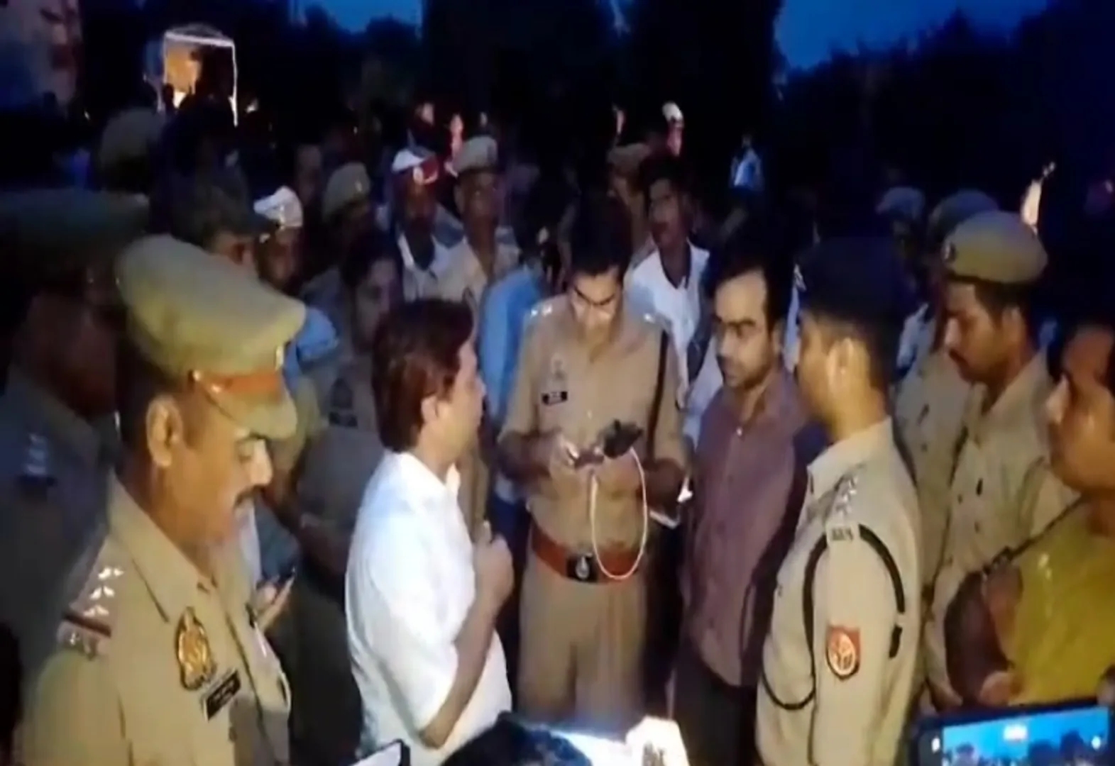 हाथरस में बड़ा हादसाः ओवरटेक की कोशिश में रोडवेज बस ने पिकअप को मारी टक्कर, 12 की मौत 16 भर्ती