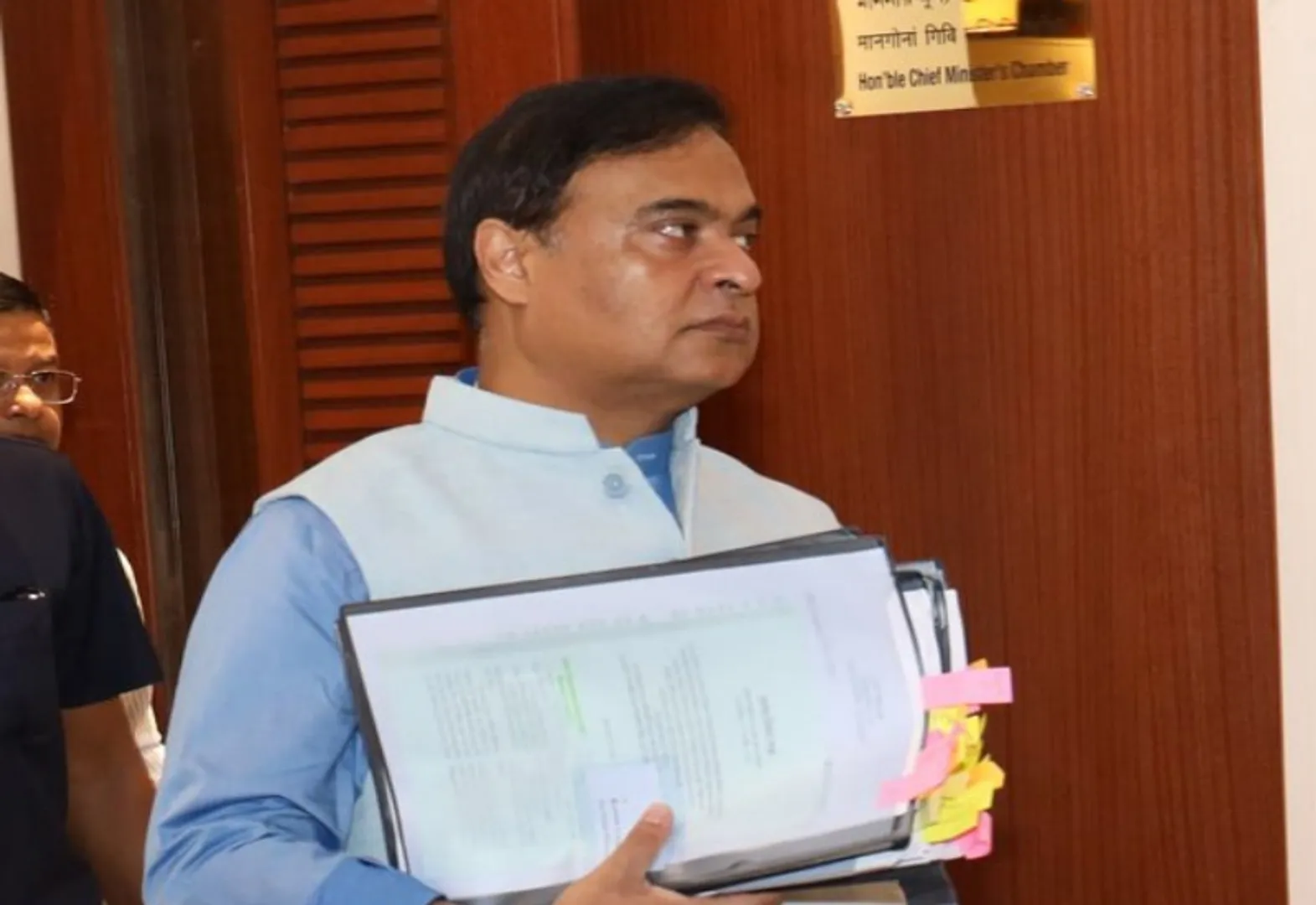 असम में जुमे की नमाज का ब्रेक खत्म करने पर सियासत हुई तेज, जानें क्या है फैसले के पीछे की वजह और विवाद?