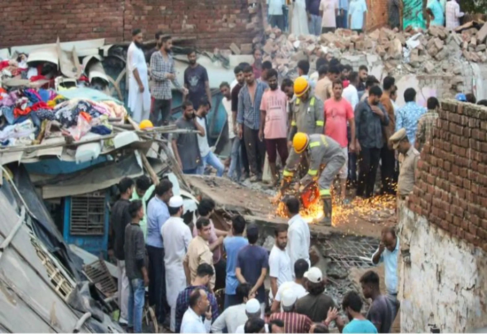 लखनऊ के बाद मेरठ में बड़ा हादसा, तीन मंजिला इमारत के ढहने से एक ही परिवार के 10 लोगों की मौत, जांच के आदेश