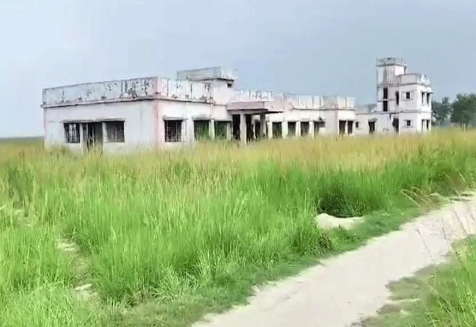 बिहार: 5 करोड़ की लागत से बीच खेत अस्पताल बनाकर भूल गया प्रशासन! 10 साल से मरीज-डॉक्टरों की देख रहा राह