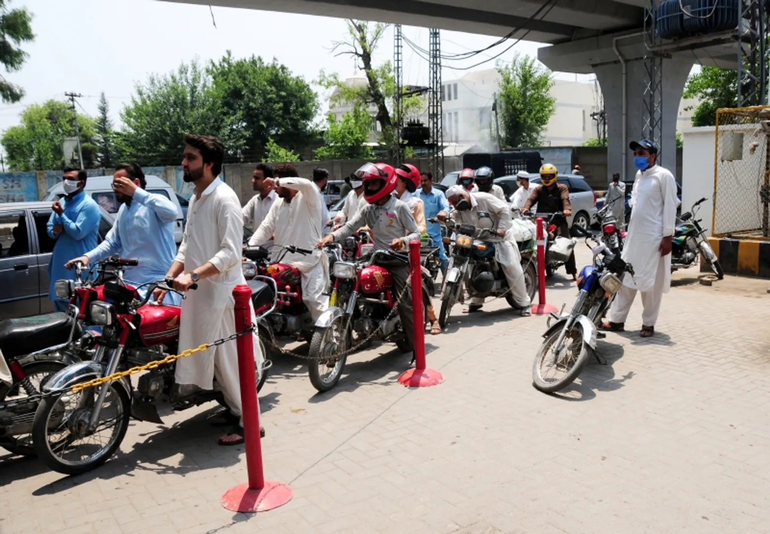 पाकिस्तान की सरकार ने नए वाहनों की खरीद और विदेश में सरकारी खर्चे पर इलाज पर लगाया प्रतिबंध