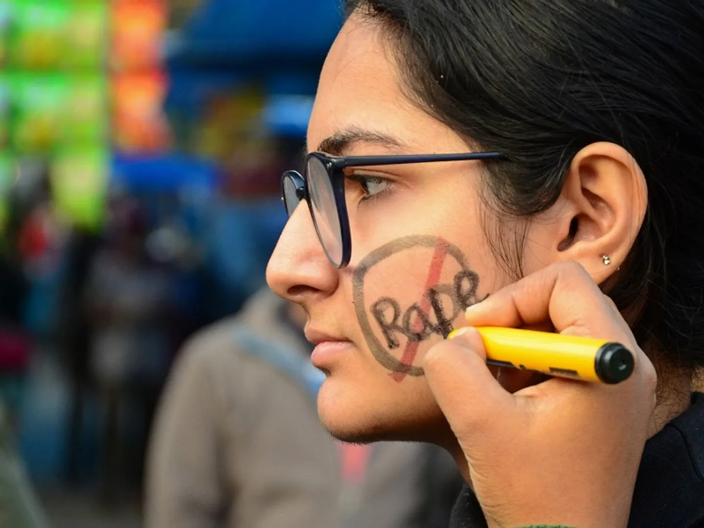 उज्जैन में फुटपाथ पर महिला के साथ दिन-दहाड़े हुए कथित रेप पर सियासत तेज...क्या है पूरा मामला?
