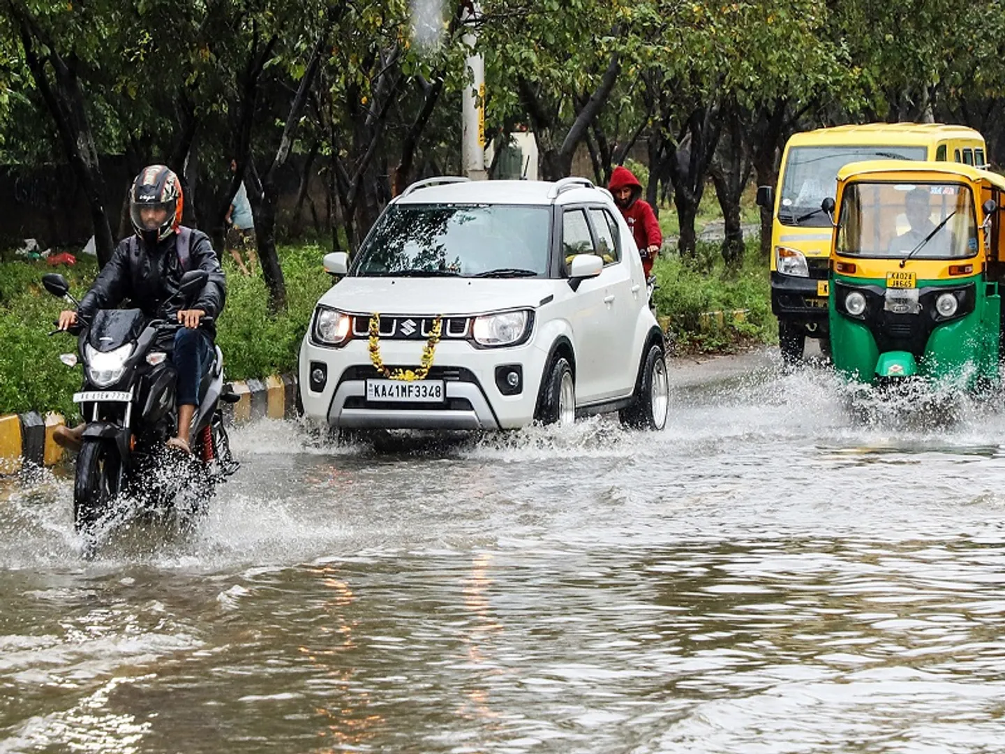 बेंगलुरु में मान्यता टेक पार्क भारी बारिश से बनी 'नहर', कई इलाके जलमग्न...बुरा हाल