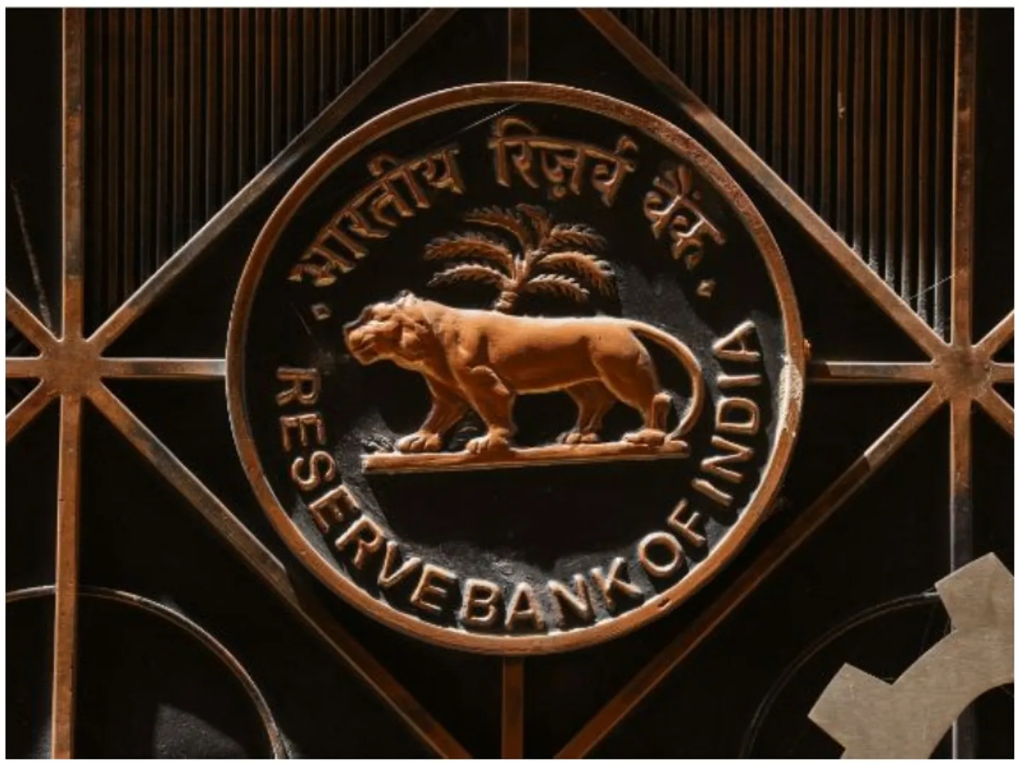 बैंकिंग क्षेत्र में सुधार, बकाया ऋण अनुपात 13 वर्षों में सबसे निचले स्तर 2.5% पर पहुंचाः RBI रिपोर्ट