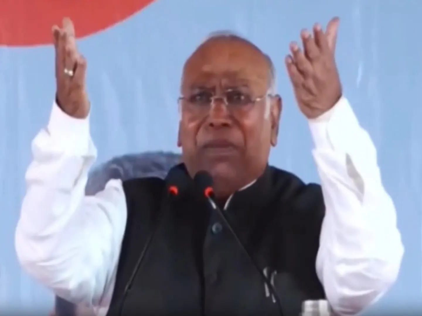 'गंगा में डुबकी लगाने से गरीबी दूर नहीं होगी' बयान के तुरंत बाद मल्लिकार्जुन खड़गे ने मांगी माफी
