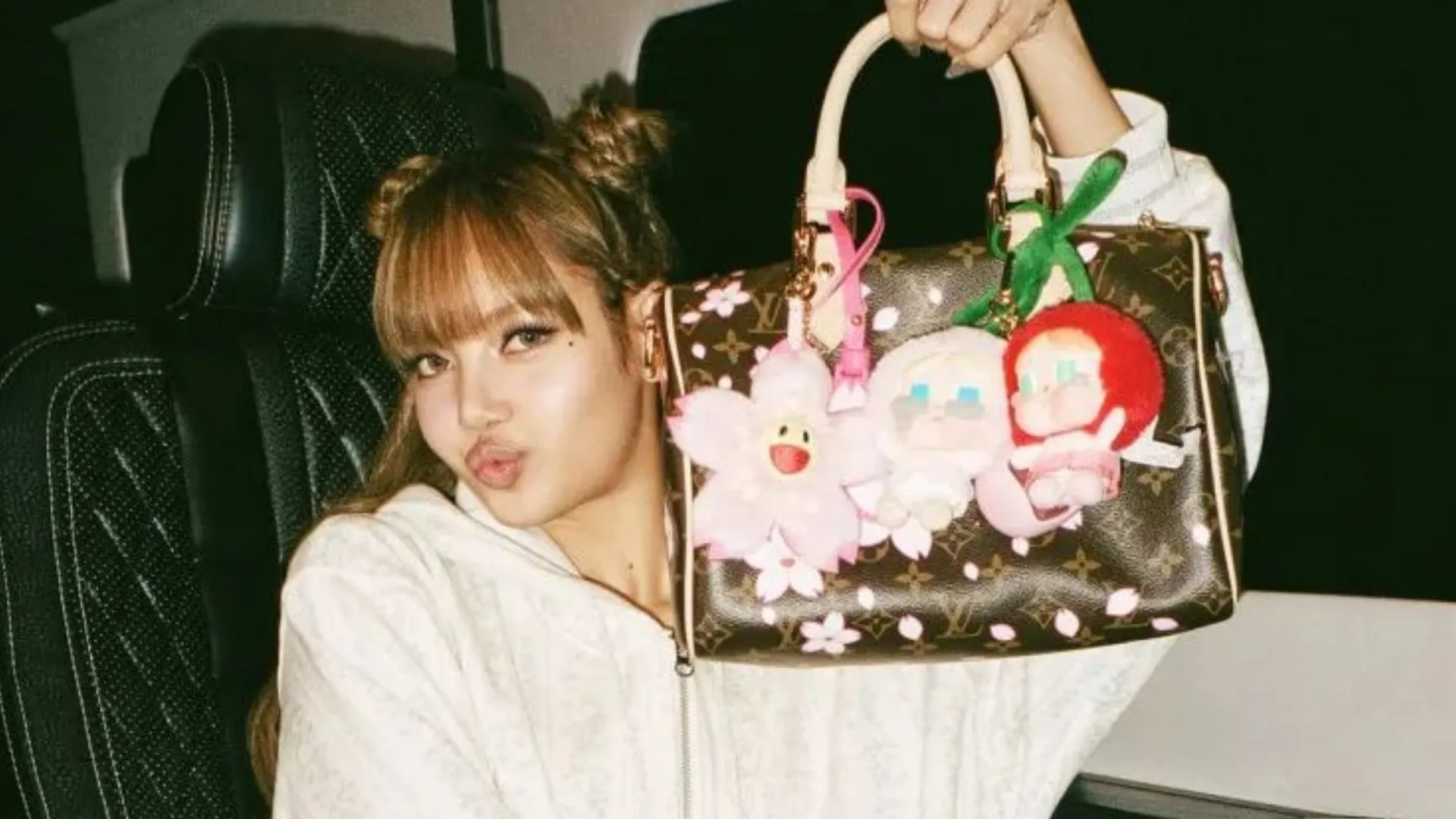  Lisa's a labubu fan   