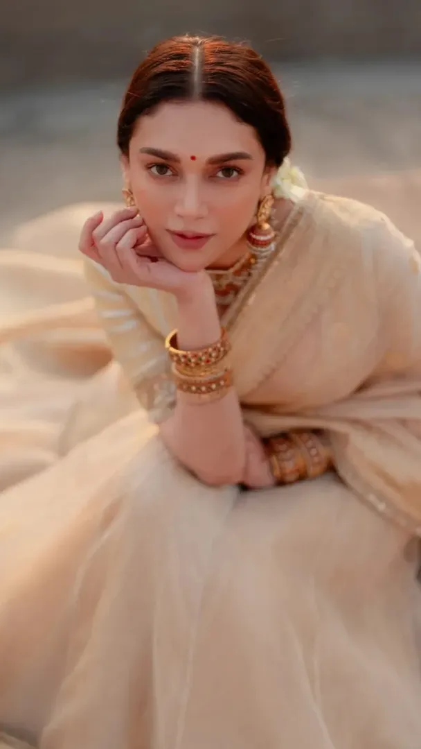  Aditi Rao Hydari   