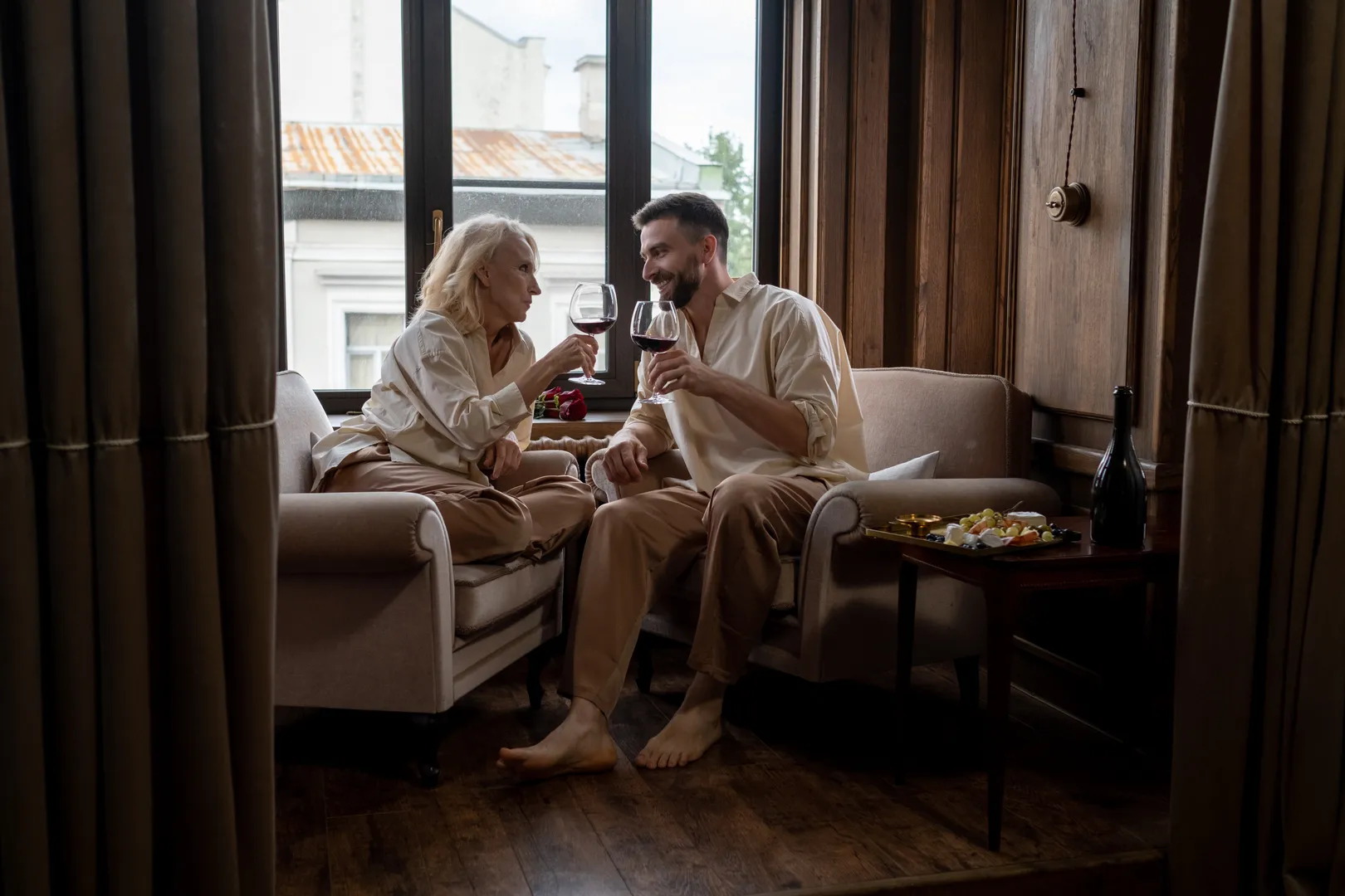 Love Bombing Is Real. Experts Tell You How To Spot It And How To Carefully Withdraw From It
