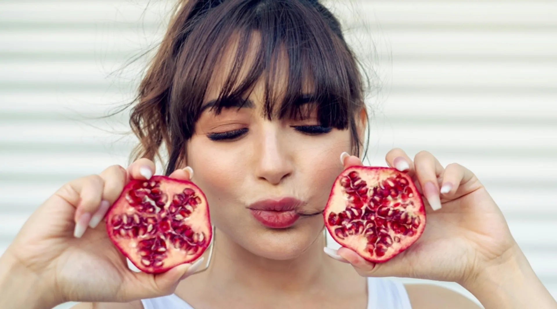  ELLE Beauty How To: The Pomegranate Girl Makeup Trend   