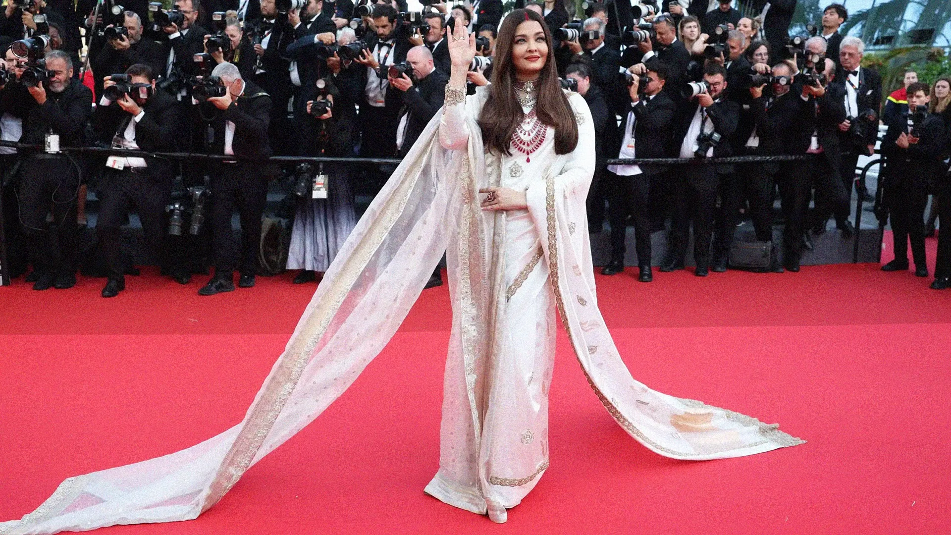  Aishwarya Rai Bachchan in a traditional sari at Cannes – a defining image of red carpet fashion India 