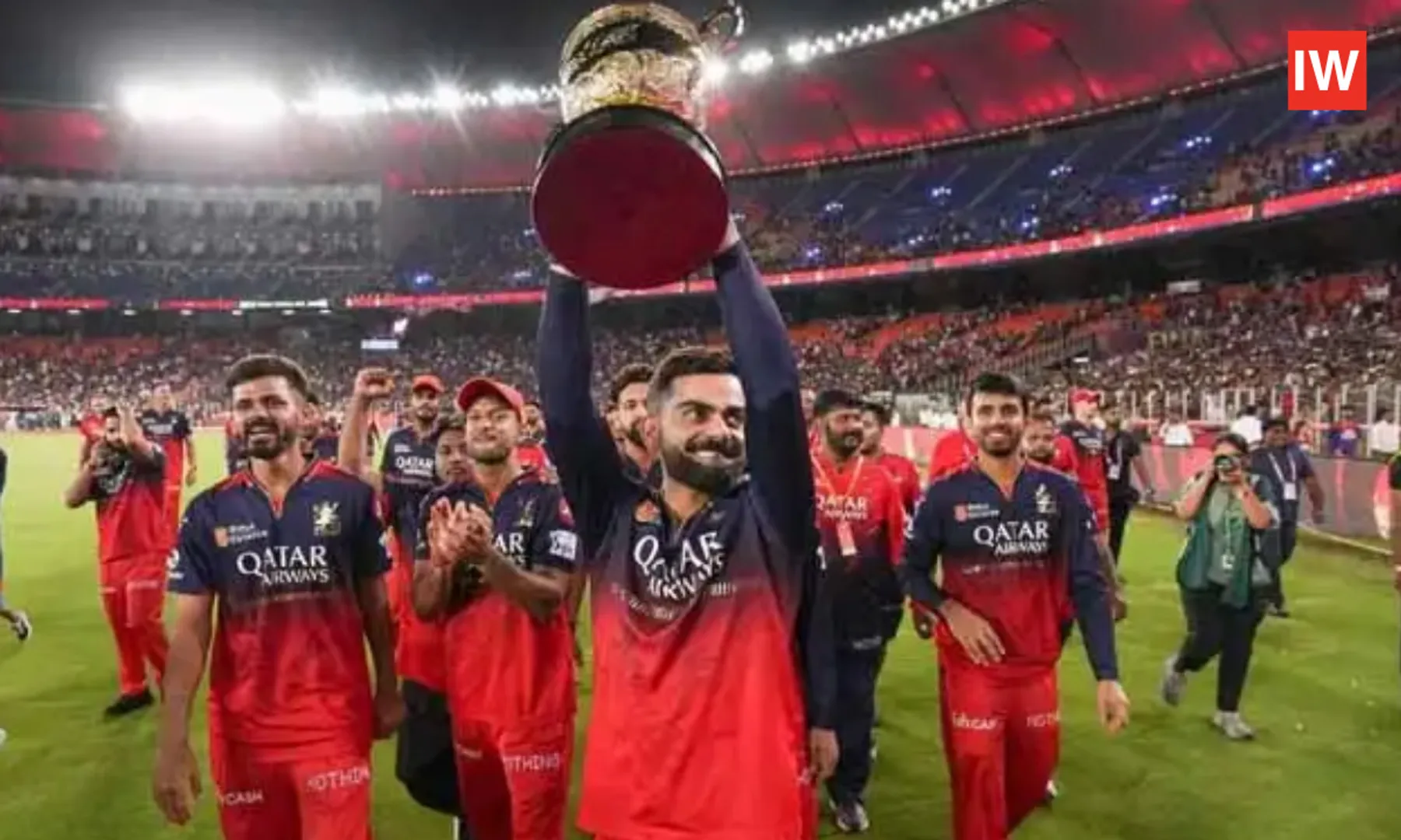 Virat-Kohli-Checks-IPL-Trophy's-Secrets,-Video-Goes-Viral