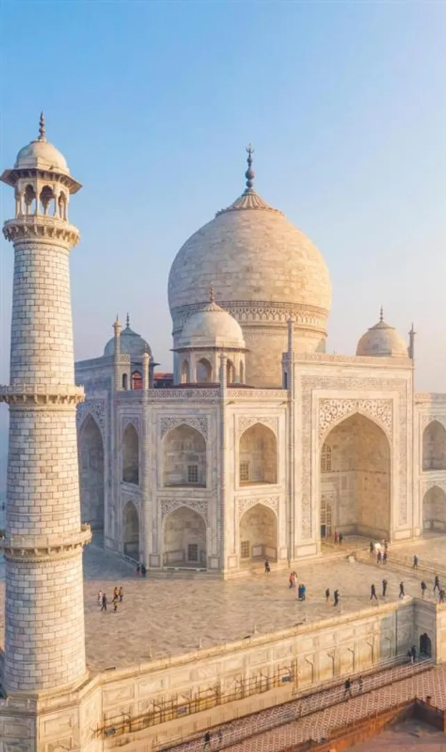 Avoid-Agra’s-street-hawkers-near-Taj-Mahal—many-overcharge-or-sell-fake-souvenirs-to-unaware-tourists (1)