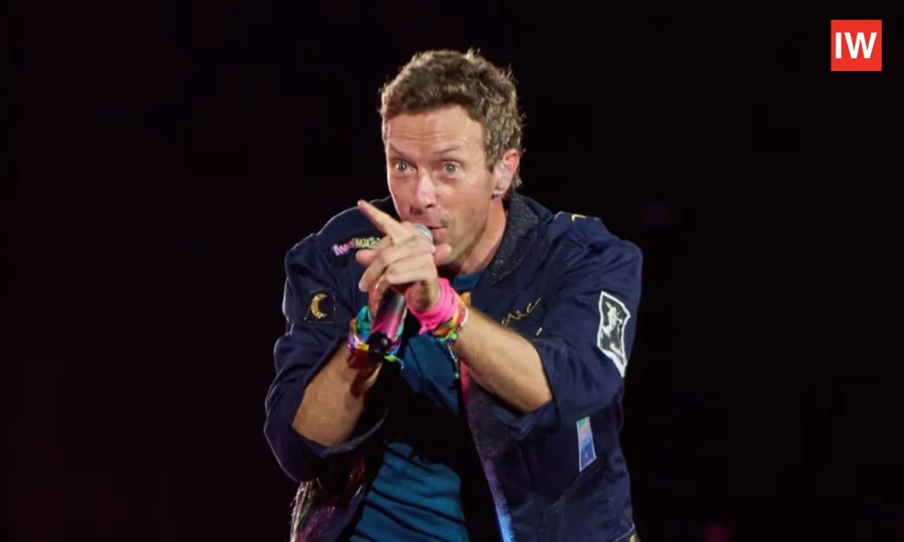 Kiss-Cam-Tradition-Will-Continue,-Says-Chris-Martin-Despite-Controversy
