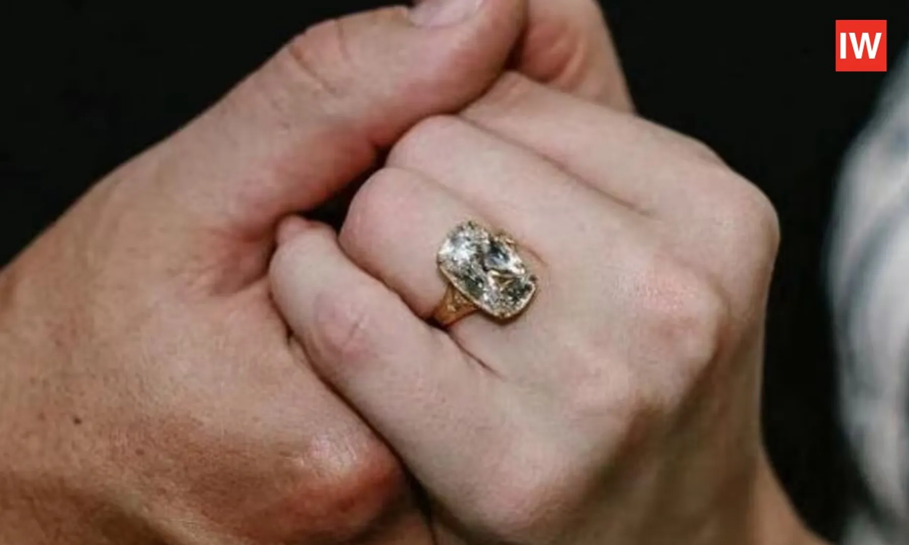 Travis-Kelce-Proposes-to-Taylor-Swift-with-a-Huge-8-Carat-Diamond-Ring