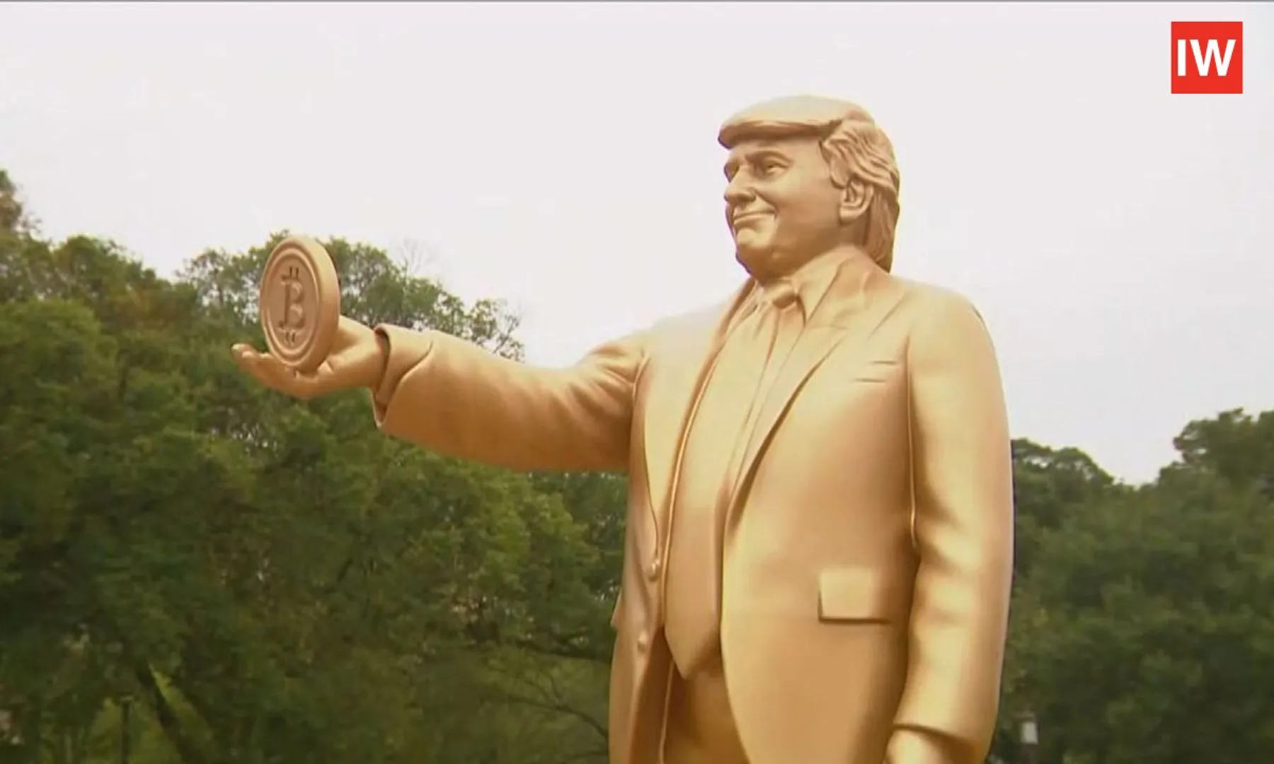 Golden-Trump-Endorsing-Crypto-12-Foot-Statue-Outside-US-Capitol-Sparks (1)