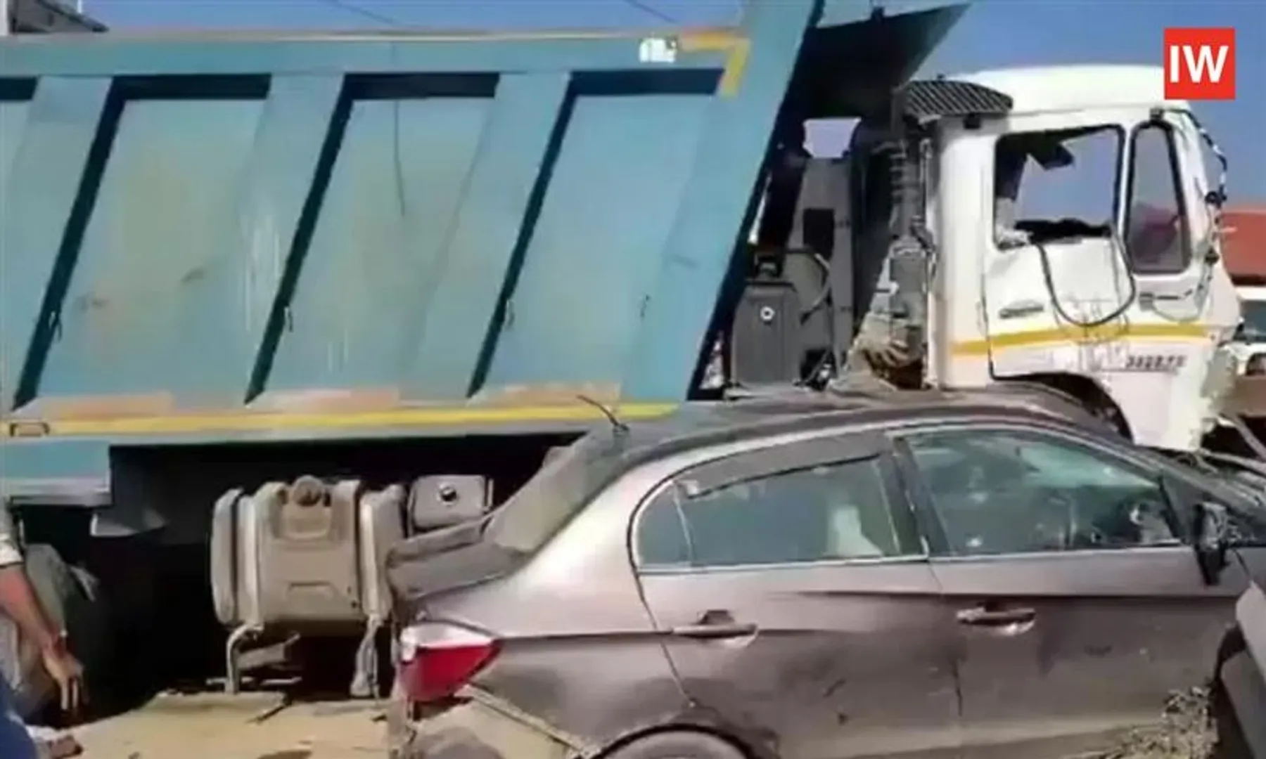 Speeding-Dumper-Truck-Rams-17-Vehicles-in-Jaipur,-Killing-12