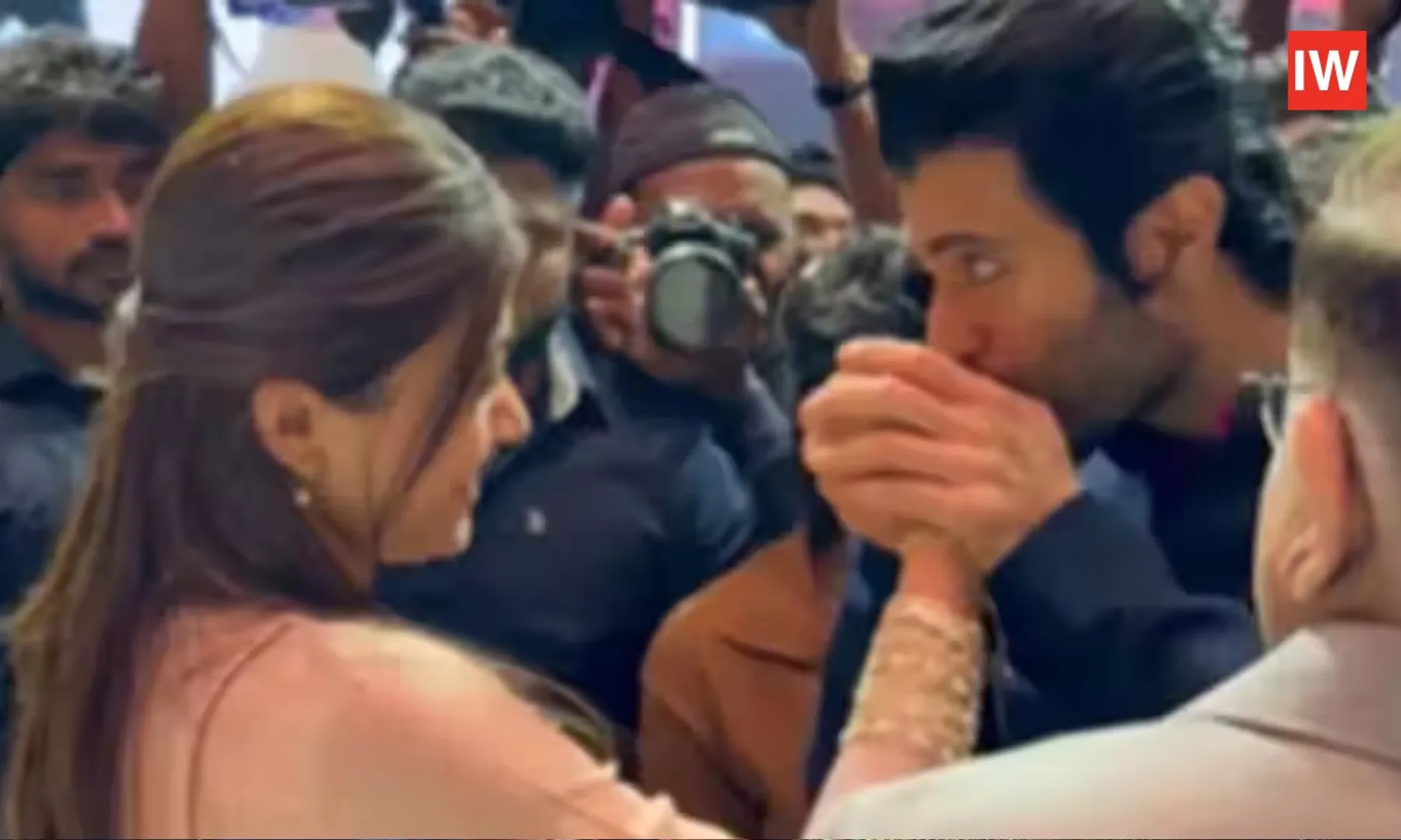 Vijay-Deverakonda’s-Hand-Kiss-to-Rashmika-Mandanna-Goes-Viral