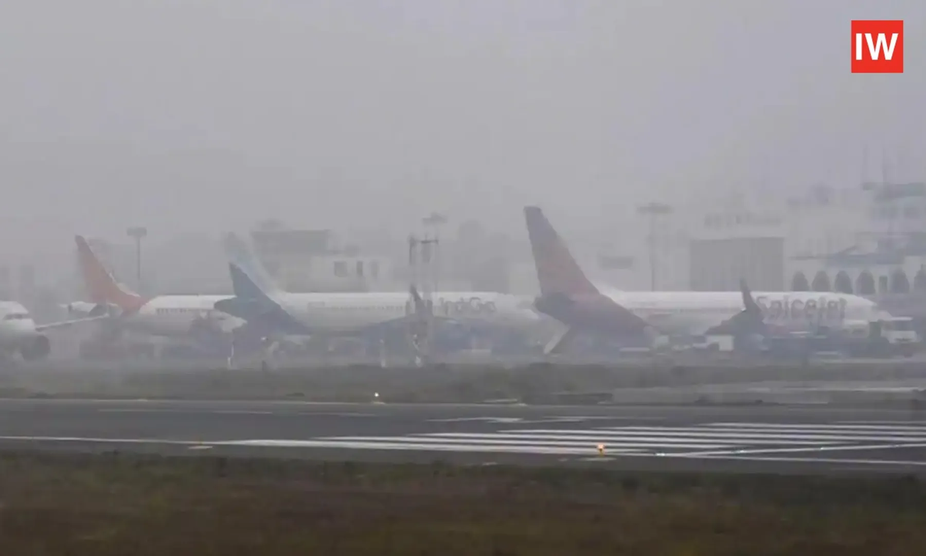 Delhi-Airport,-IndiGo-Issue-Advisories-Amid-Fog-and-Pollution