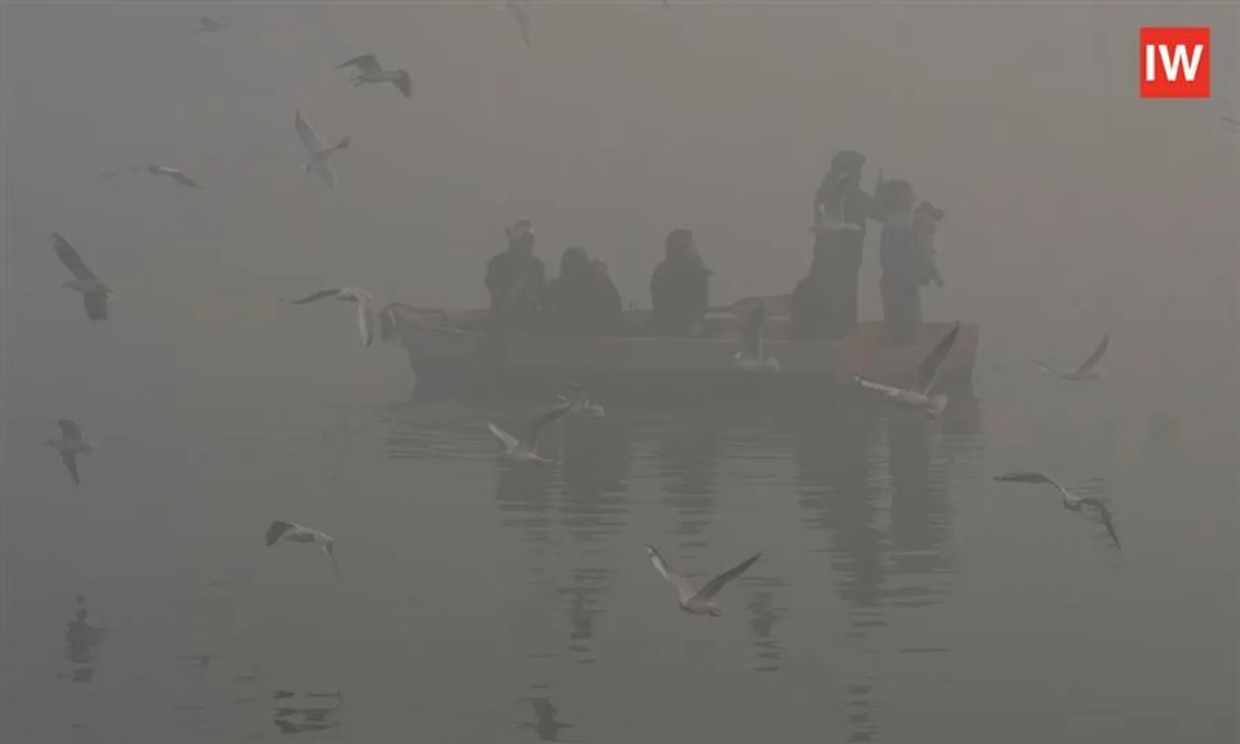 Delhi-Battles-Toxic-Smog-as-AQI-Stays-Severe-and-Visibility-Drops