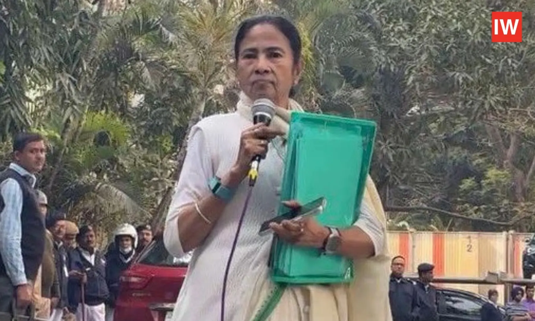 3-Officers-vs-Dozens-of-CopsMamata-Allegedly-Blocks-ED-Raid;-Central-Agency-Approaches-HC