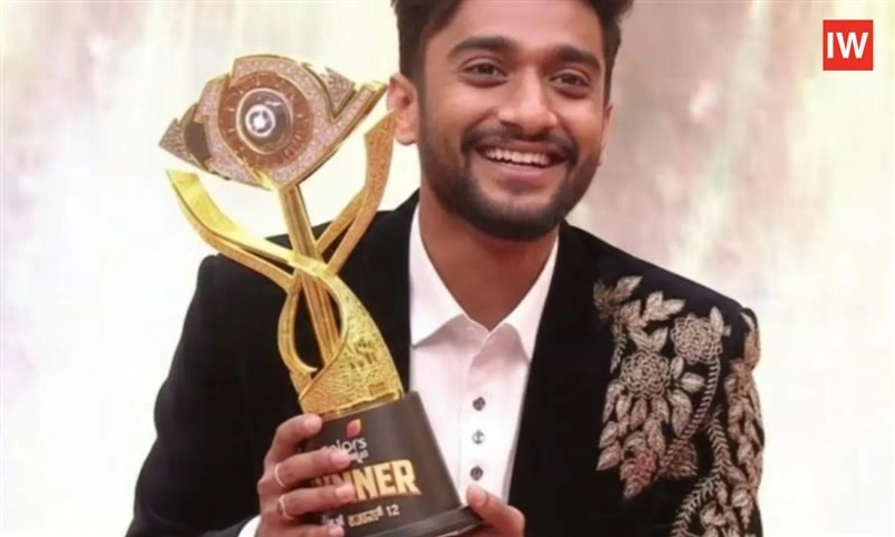 Bigg-Boss-Kannada2-Winnerilli-Nata-Lifts-Trophy,-Wins-Rs.-50-Lak