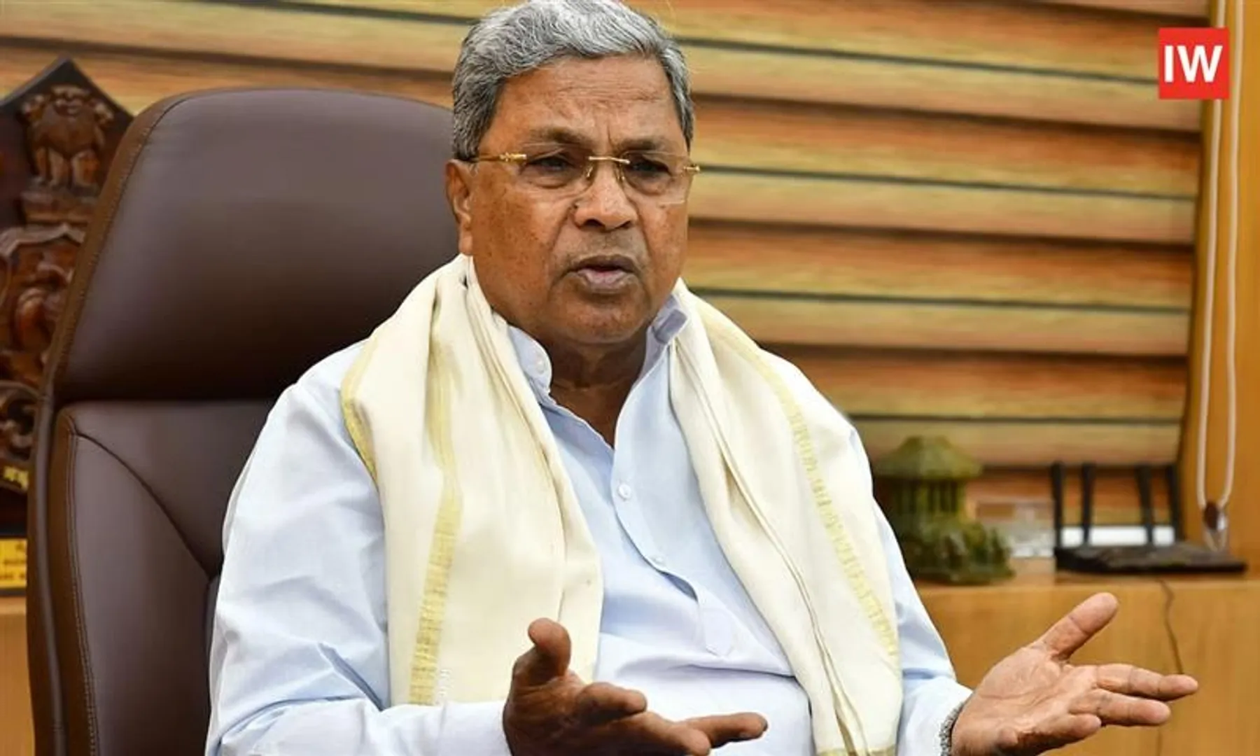 Karnataka-Governor-Walks-Out-of-AssemblM-Siddaramaiah-Weighs-SC-Move