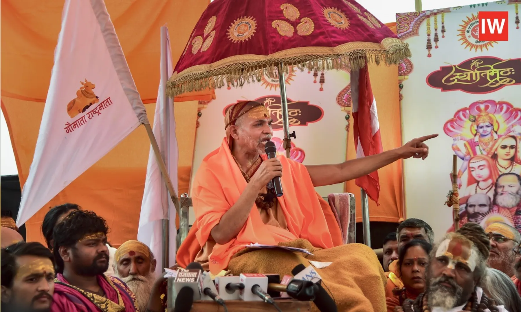 Swami-Avimukteshwaranand-Leaves-Without-Holy-Dip,-Opponents-Demands-Apology