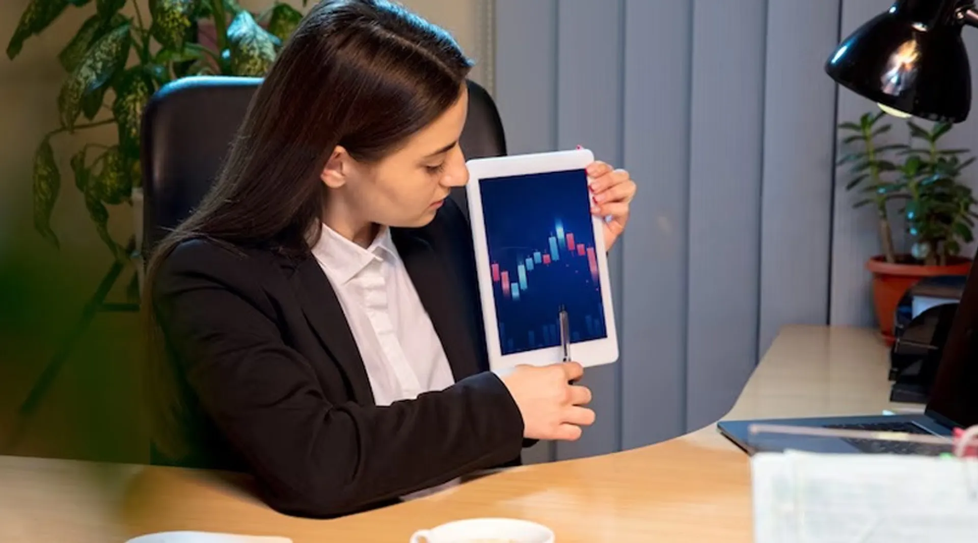 How to Choose an Online Stock Broker? Explained