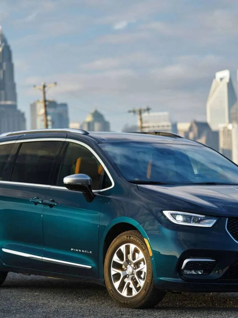 Chrysler-Pacifica-It-has-a-gas-engine-with-7-seats-and-front-engine-wheel-drive.