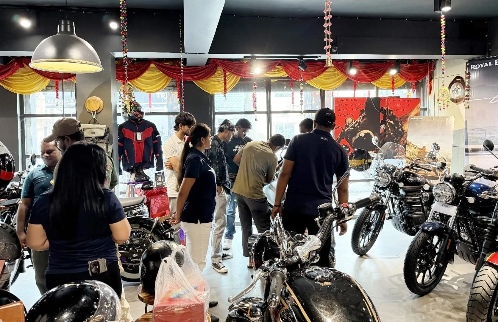 ରୟାଲ ଏନ୍‌ଫିଲ୍ମରେ ଜମୁଛି ଭିଡ଼