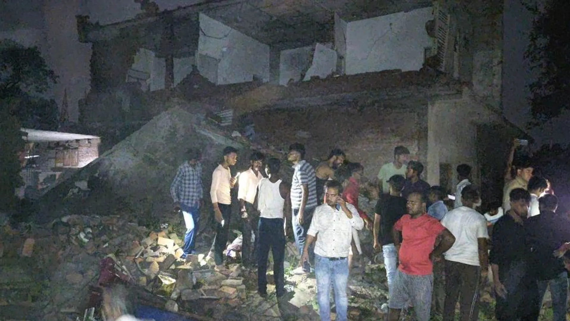 explosion-in-a-firecracker-factory-in-firozabad