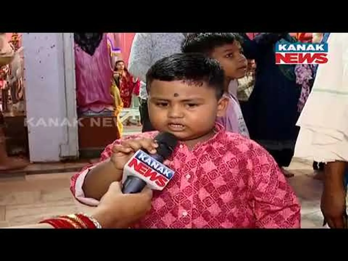 Wartch: Little Devotee Recites Mantras While Exploring Durga Puja Pandal