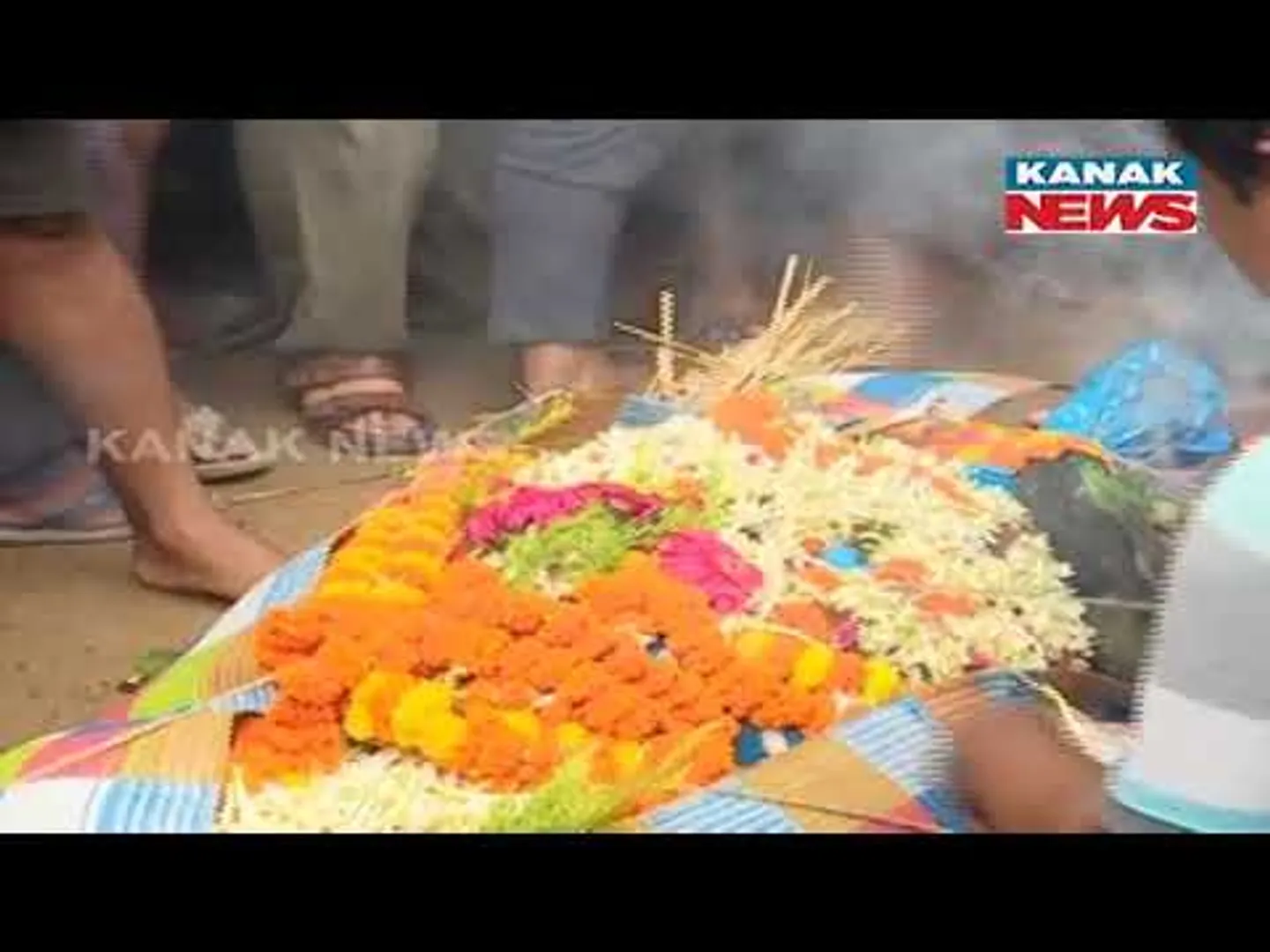 କୋକେଇ ବନ୍ଧା ଯାଉଛି...ରାମ ରାମ ସତ୍ୟ ହେ ଡାକ ପଡୁଛି । |