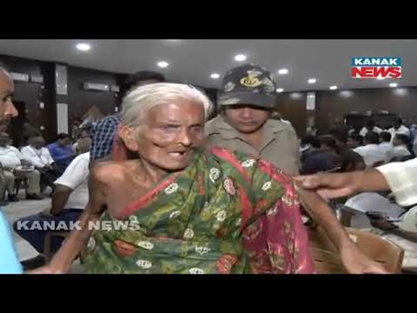 କଲେକ୍ଟର ବାବୁ ଦୁଃଖ ଶୁଣ ମୋର | 82-Year-Old Woman Shares Her Grievances With Kendrapara Collector