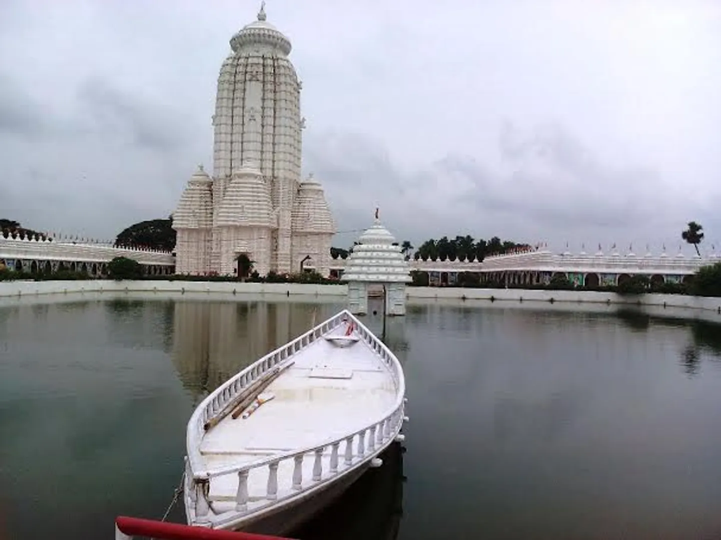 ଧ୍ୱଂସ ହେଲା ସୁର ସାମ୍ରାଜ୍ୟ, ଭାଙ୍ଗିଲା ବିବାଦୀୟ ତ୍ରାହି ଅଚ୍ୟୁତ ଆଶ୍ରମ
