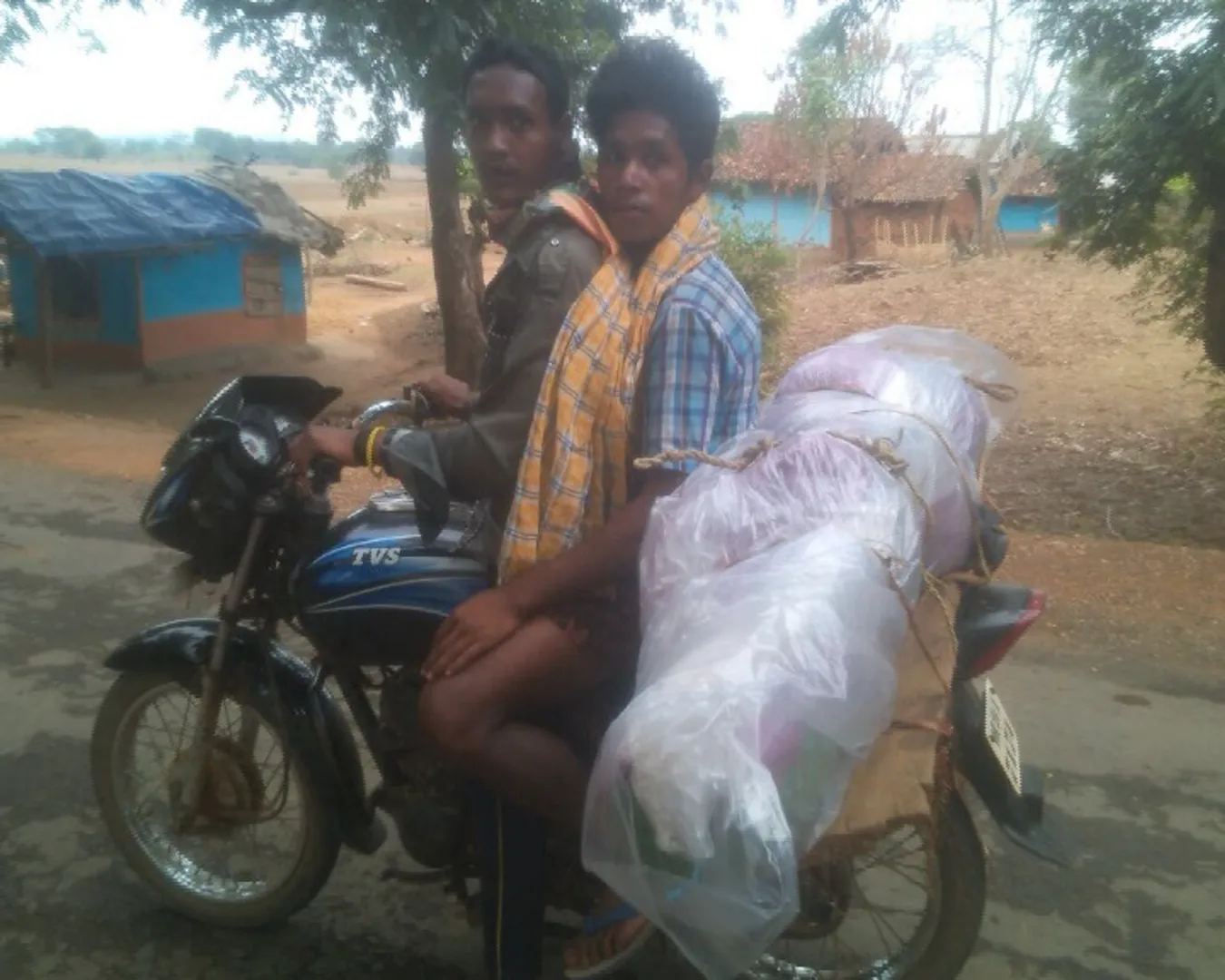 ନବରଙ୍ଗପୁର ଝରିଗାଁରେ ହୃଦୟ ବିଦାରକ ଦୃଶ୍ୟ : ବାଇକରେ ବୁହା ହେଲା ଯୁବତୀଙ୍କ ମୃତଦେହ