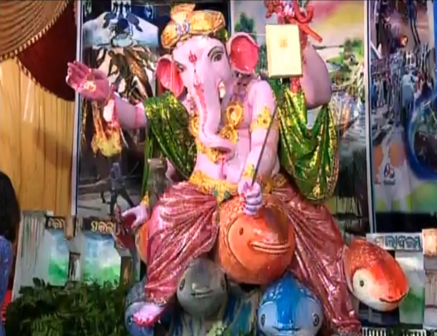 ଭୁବନେଶ୍ୱରରେ ନିଆରା ଗଣେଶ ମୂର୍ତିକୁ ନେଇ ଚର୍ଚ୍ଚା : ସେଲଫି ମୁଡରେ ଗଜାନନ