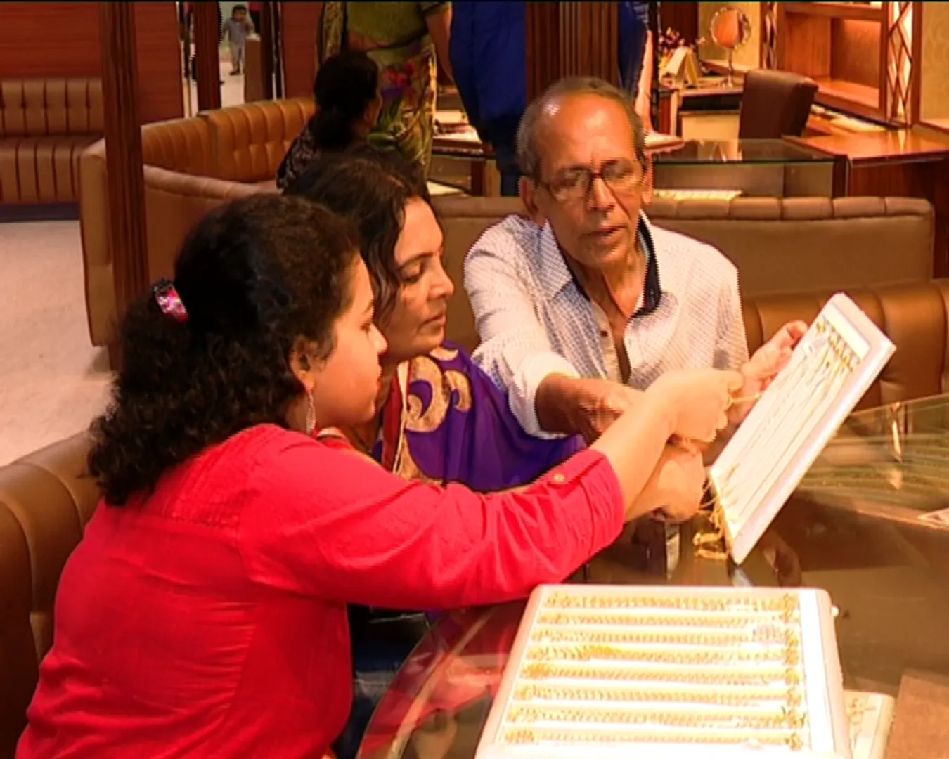 ବିମୁଦ୍ରାକରଣର ସିଧା ପ୍ରଭାବ : ସୁନାଦର ୩ ସପ୍ତାହରେ କମିଲା ୨ହଜାର ଟଙ୍କା