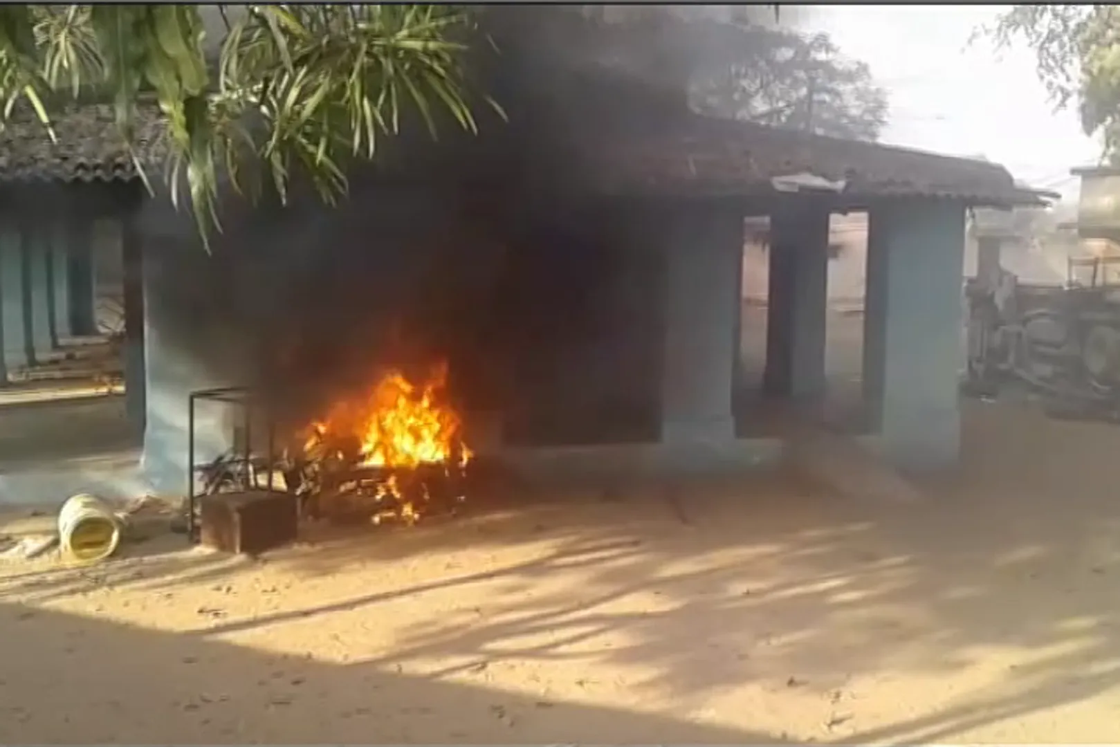 ବରଗଡ : ମେଲଛାମୁଣ୍ଡା ଥାନାରେ ନିଆଁ ଲଗାଇଲେ ଉତ୍ୟକ୍ତ ଗ୍ରାମବାସୀ